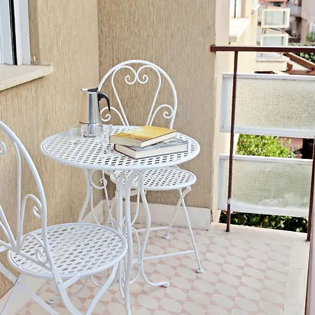 Lägenhet Graceful Near St Peter Metro 100 Mt