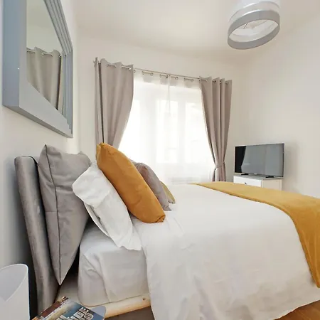 Graceful Near St Peter Metro 100 Mt Lägenhet