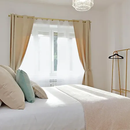 Lägenhet Graceful Near St Peter Metro 100 Mt *